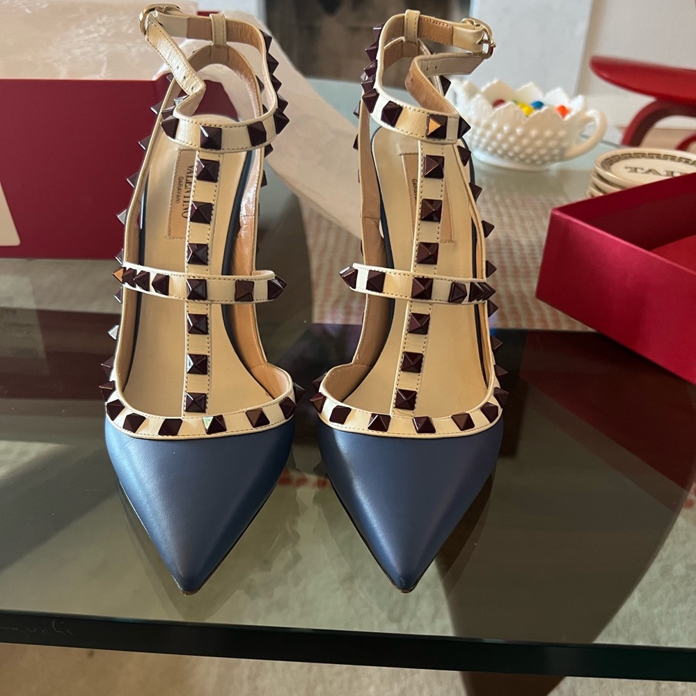 VALENTINO GARAVANI ROCKSTUD BLUE/IVORY SLINGBACK HEELS - SZ 38 IT *WORN …
